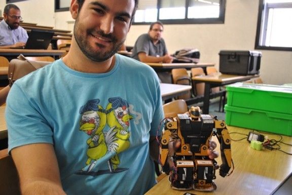 Carlos Mas amb el robot guanyador