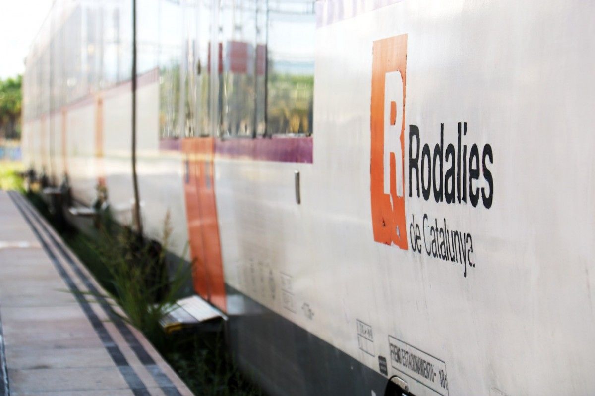 El 2010, el servei de Rodalies va traspassar-se parcialment a la Generalitat. 