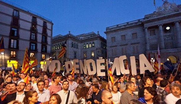Concentració independentista a la plaça de Sant Jaume, amb l'Ajuntament de Barcelona al fons.