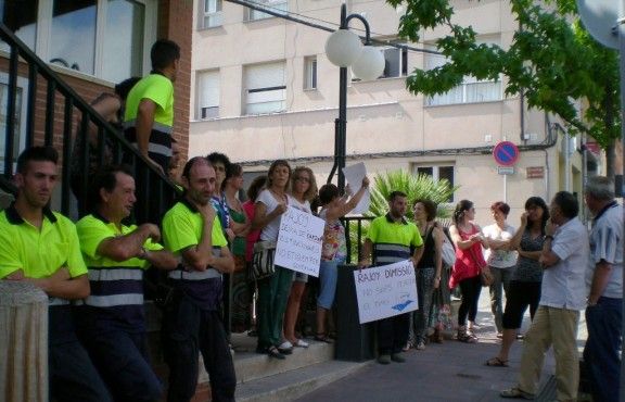 Els manifestants, davant de les portes de l'Ajuntament de Viladecavalls