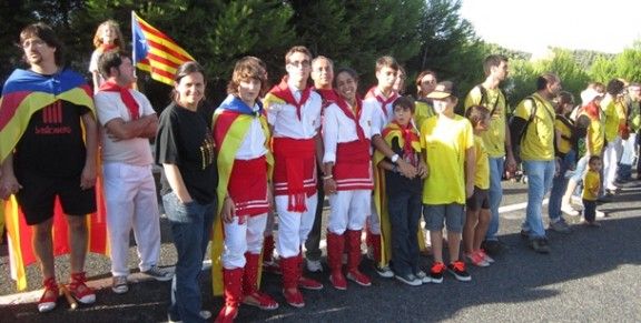 Els Bastoners de Terrassa han anat ben uniformats a la Via Catalana 