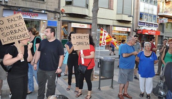 Concentració contra les retallades davant la seu del PP