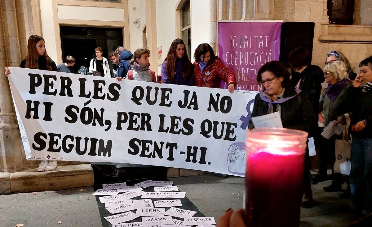 La pancarta amb la catifa negra, on reposen els noms de les 38 dones assassinades per les seves parelles aquest any