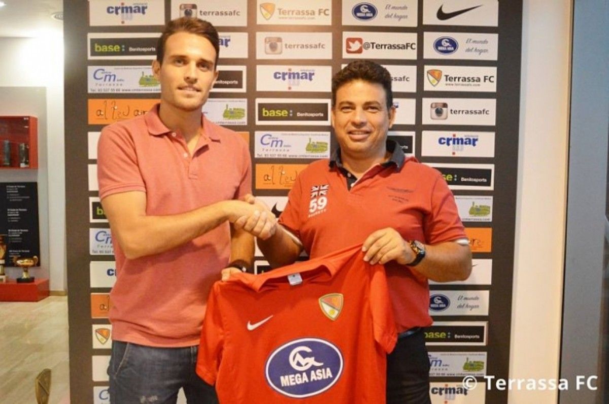De Val, el nou fitxatge del Terrassa FC, amb el president Jordi Cuesta.