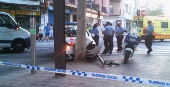 El cotxe policial estavellat contra un arbre de la Rambla d'Ègara
