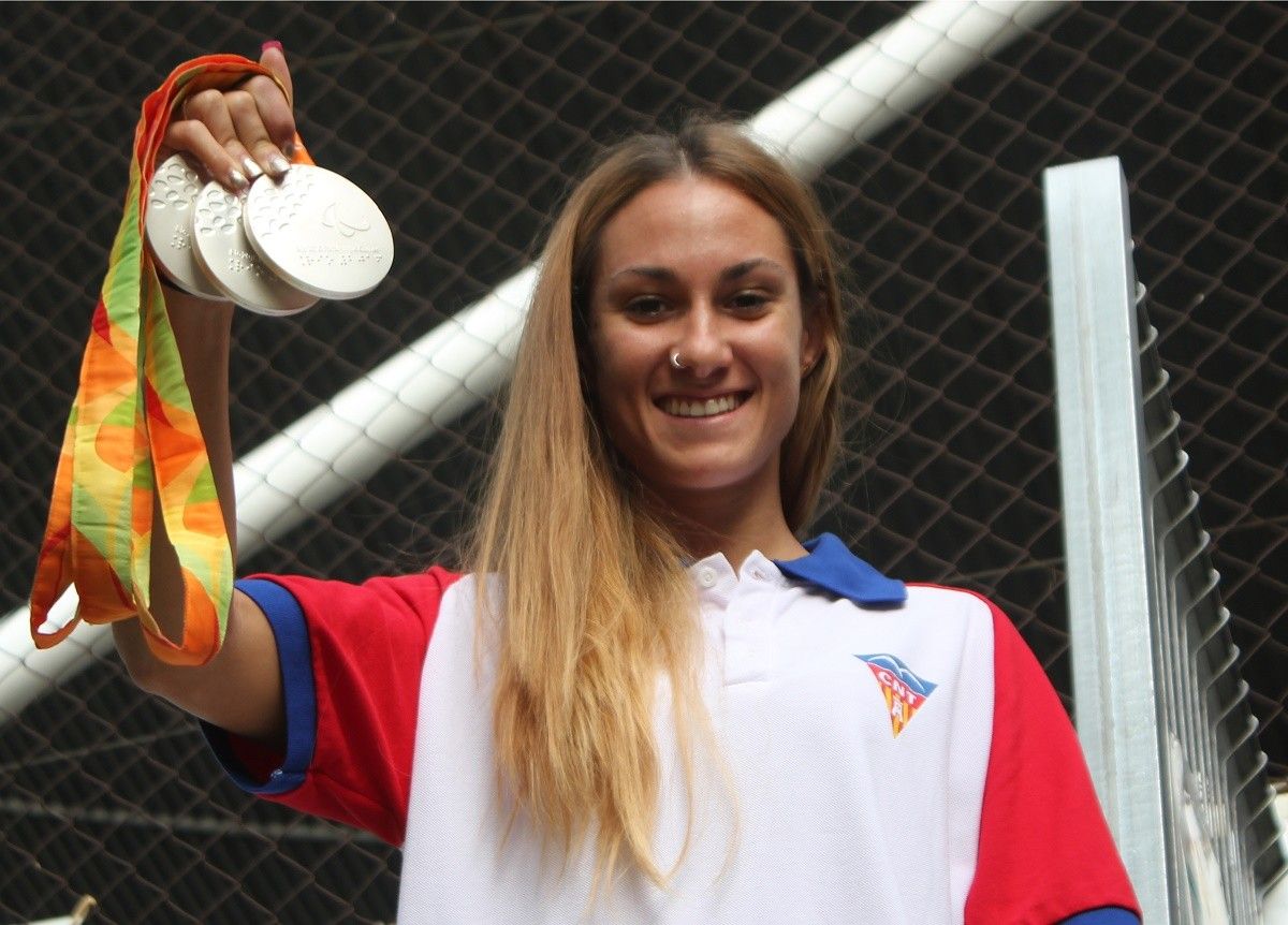 Sarai Gascón, amb les tres medalles de Rio 2016, al CN Terrassa.
