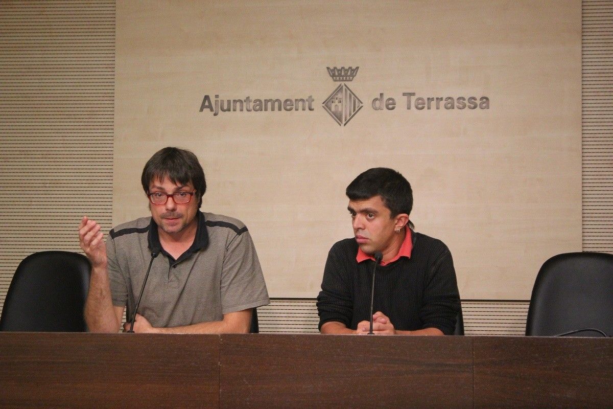 Xavier Matilla, a l'esquerra, i Òscar Monterde, a la roda de premsa de Terrassa en Comú.