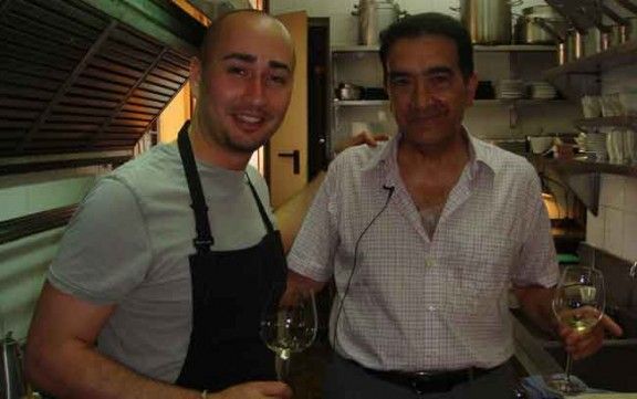 El xef del restaurant Capritx, Artur Martínez i el ninotaire Miquel Ferreres amb una copa de Martialis.