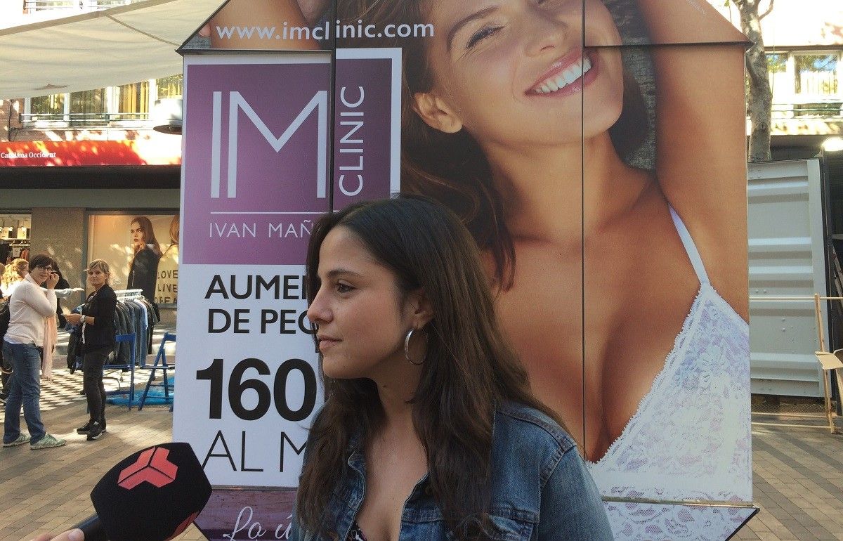 La regidora de la CUP, Maria Sirvent, davant de l'anunci que han denunciat