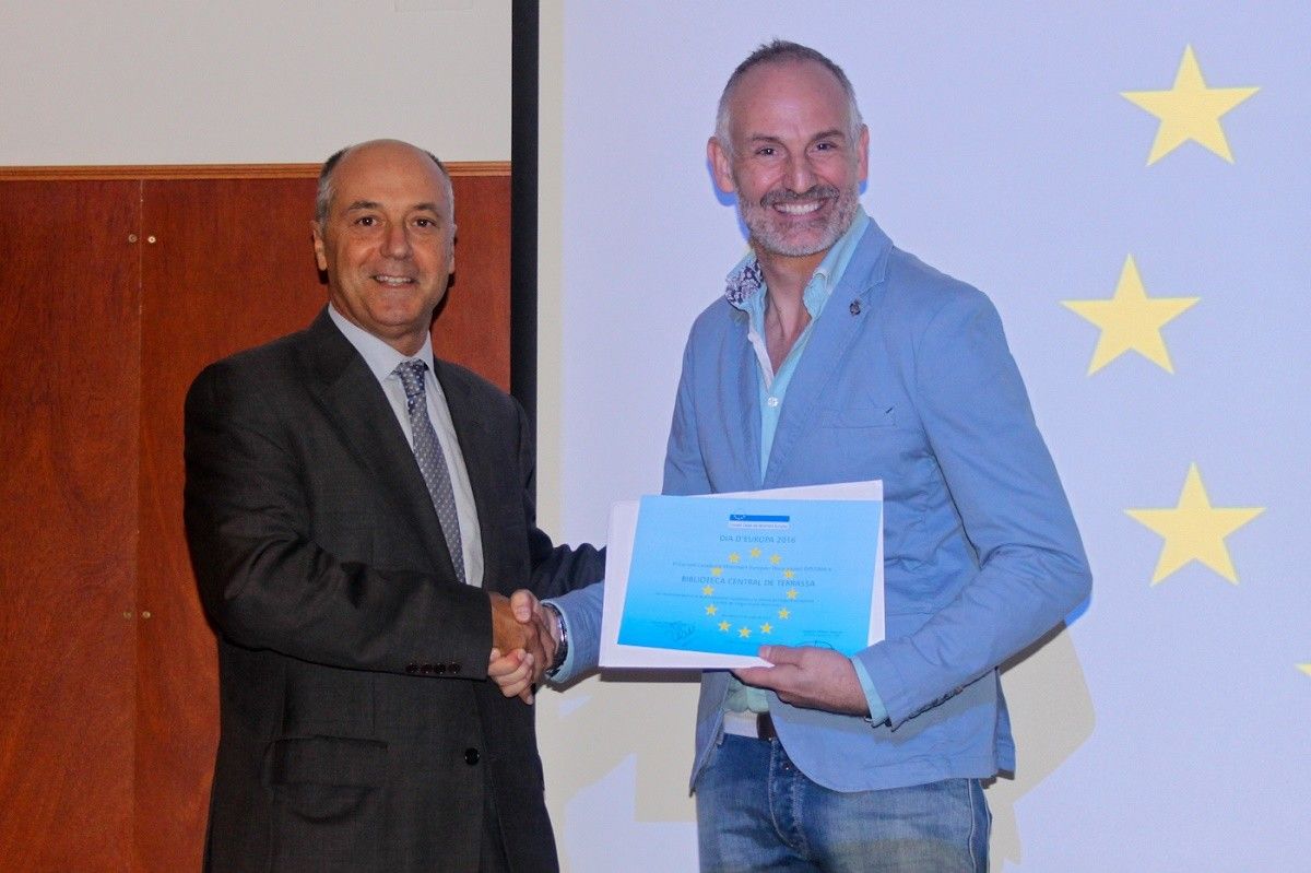 Xavier Ferrer lliura el diploma per a la BCT al regidor Jordi Flores.
