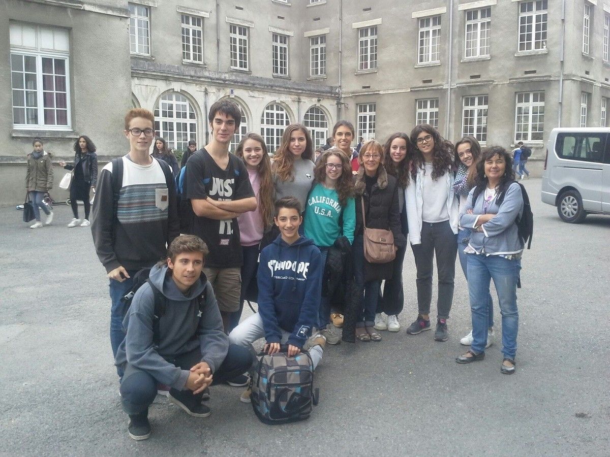El grup d'alumnes de l'Escola Pia que ha viatjat a Nantes.