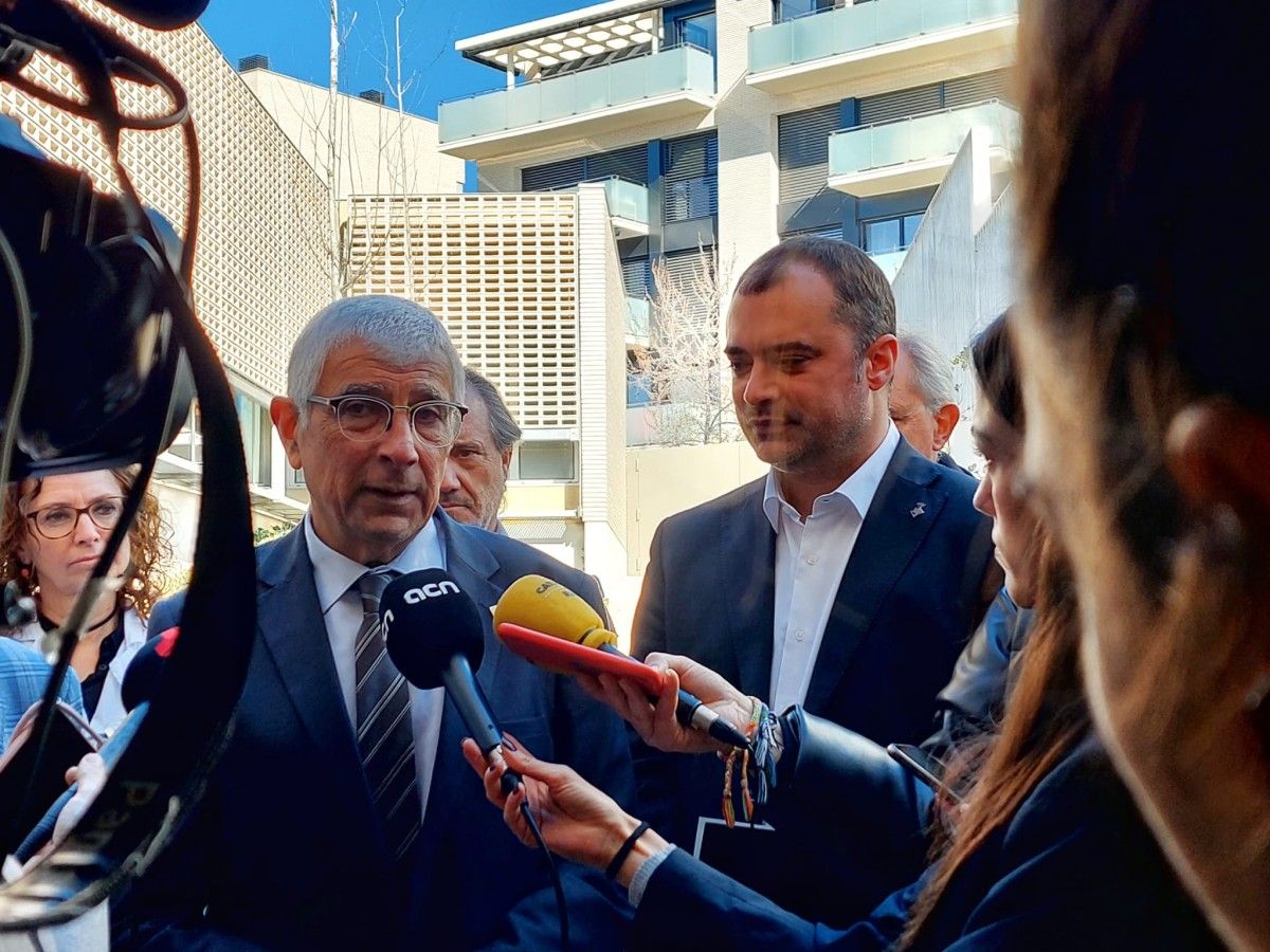 El conseller de Salut, Manel Balcells, i l'alcalde de Terrassa, Jordi Ballart, en la roda de premsa al CAP Can Roca