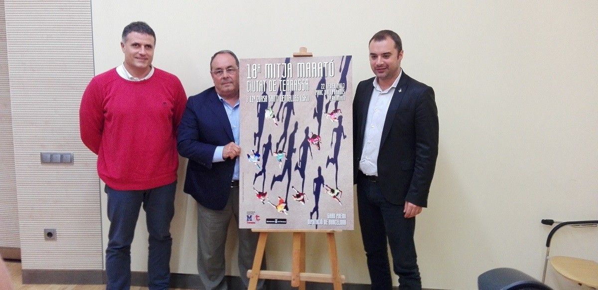 Dani Nart, David Otero i Jordi Ballart, amb el cartell de la 18a Mitja Marató Ciutat de Terrassa.