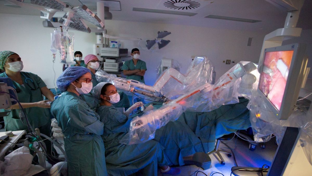 Primera intervenció quirúrgica ginecològica amb robòtica. 