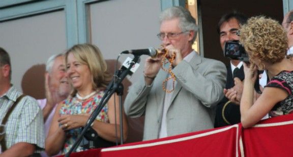 Ramon Guinjoan tocant el cornetí, al costat de Mireia Solsona.