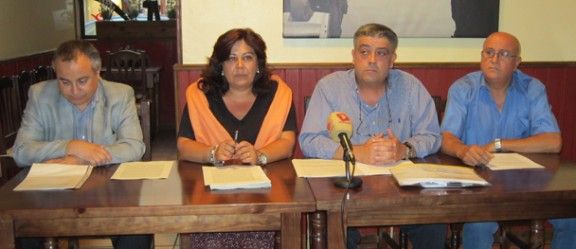 Josep sort, Francesca Berenguer, Francisco Vega i Antonio Milán informant sobre la denúncia interposada a Fiscalia