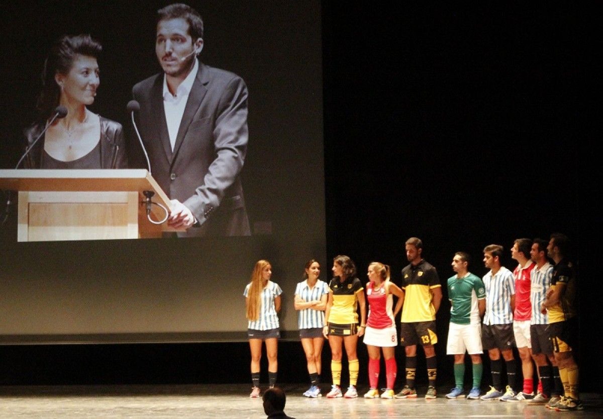Els capitans dels diferents equips d'hoquei de Terrassa, i la imatge dels presentadors de la gala al fons.