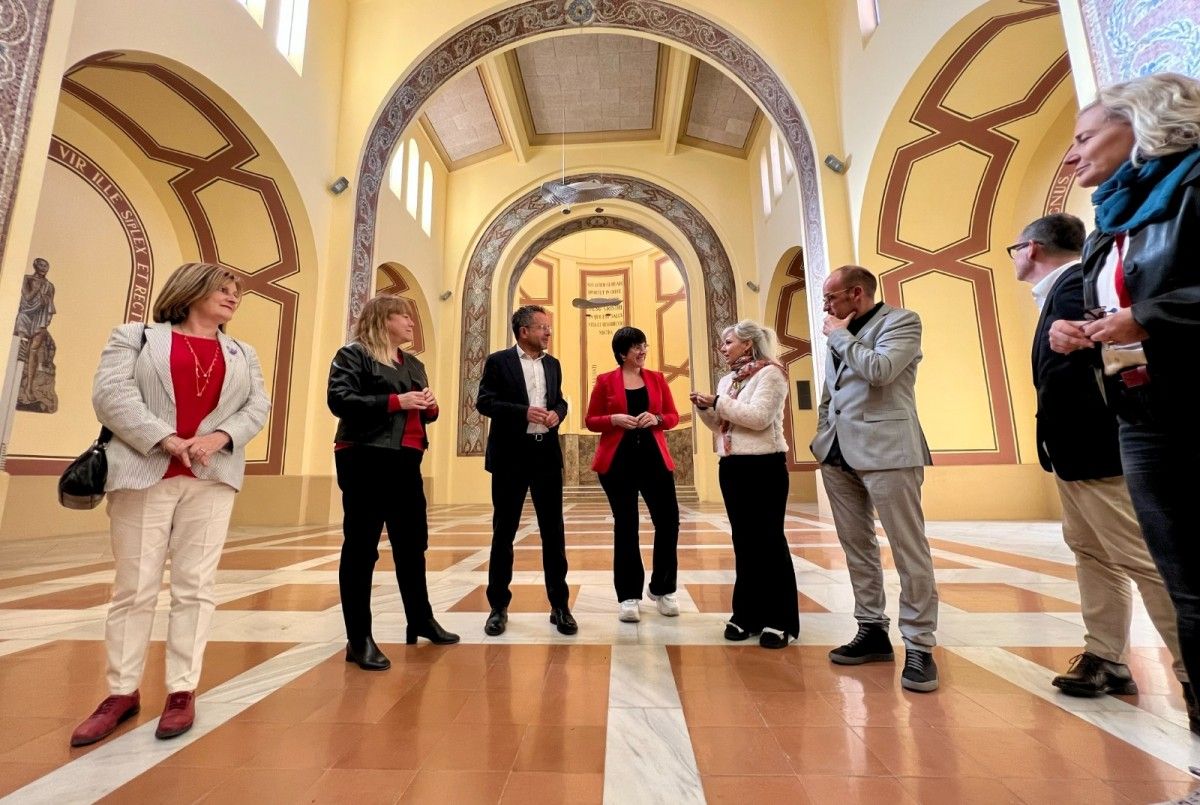 La consellera de Cultura, Natàlia Garriga, durant la visita a la capella que hi ha al Parc Audiovisual de Catalunya