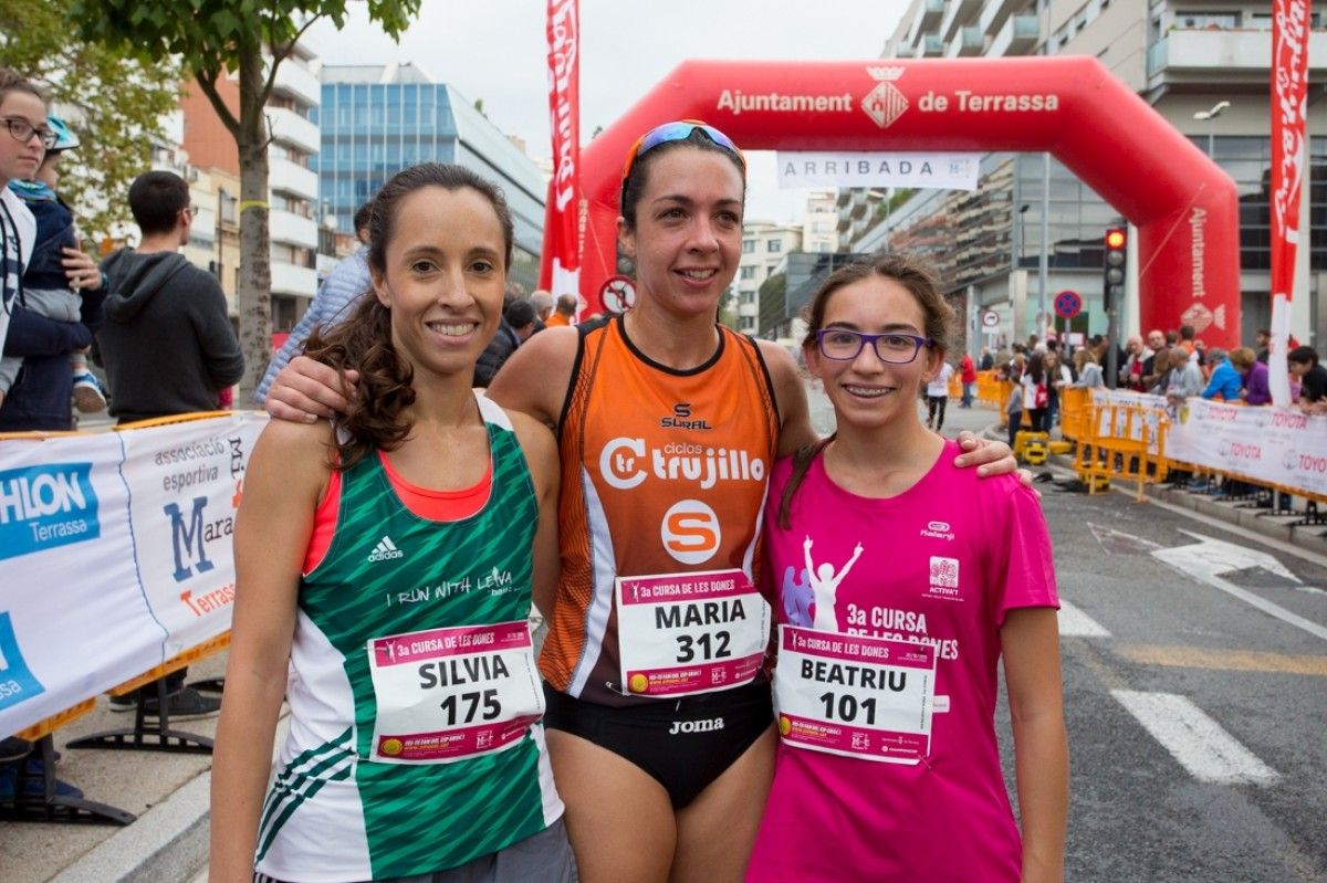 La guanyadora Maria Ruiz, al centre, entre Beatriu Bosch (dreta) i Silvia Garcia (esquerra).