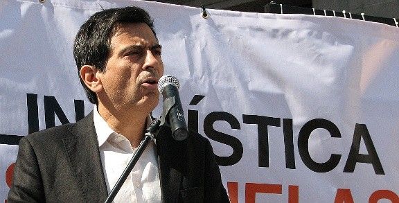 El periodista i escriptor Arcadi Espada, en un míting contra de la immersió lingüística el 2008.