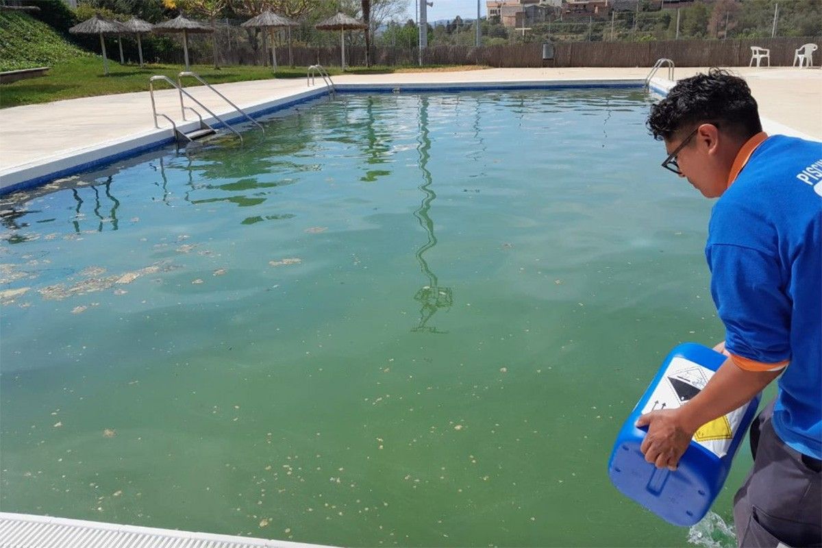 Un operari treballant a la piscina municipal d'Ullastrell