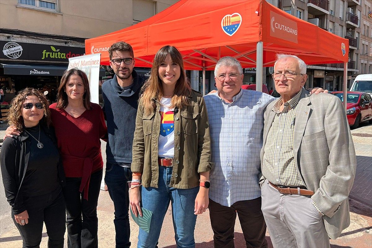 Isabel Martínez, candidata de Cs, amb el seu equip