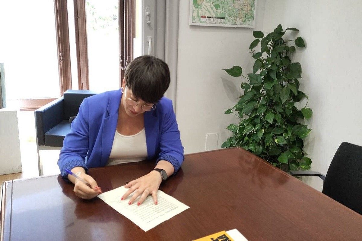 Ona Martínez signa el compromís del 30% d'habitatge de lloguer oficial a Terrassa