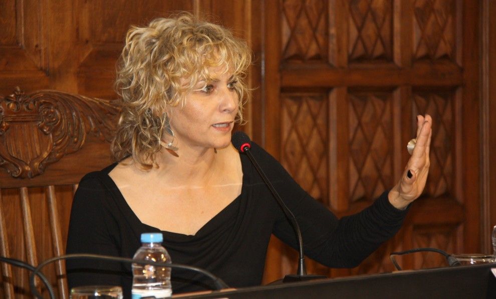 Mònica Terribas durant la conferència a l'IEI