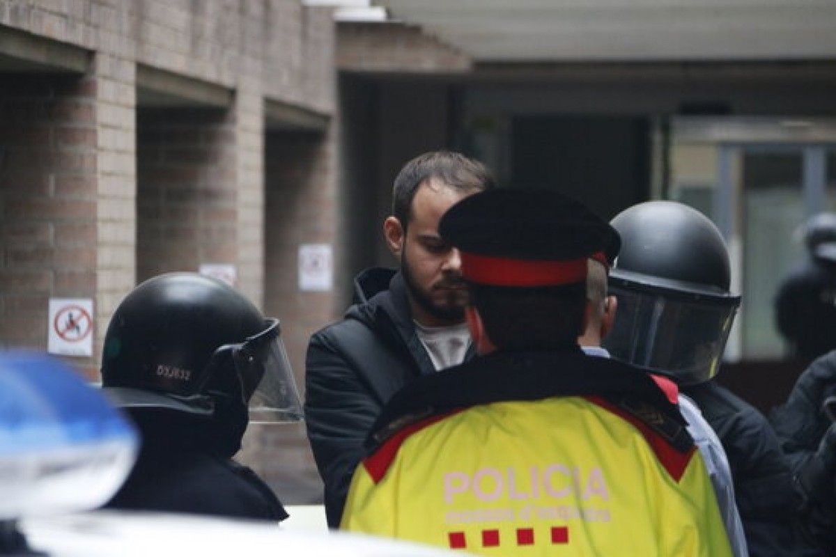 El raper Pablo Hasél, a punt d'entrar al vehicle dels Mossos d'Esquadra després de ser detingut 