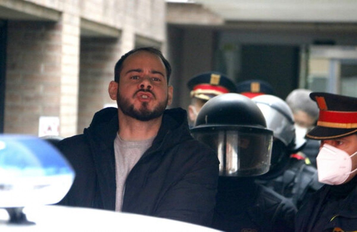 Pablo Hasel conduït pels Mossos d'Esquadra al cotxe policial després de la seva detenció al Rectorat de la UdL