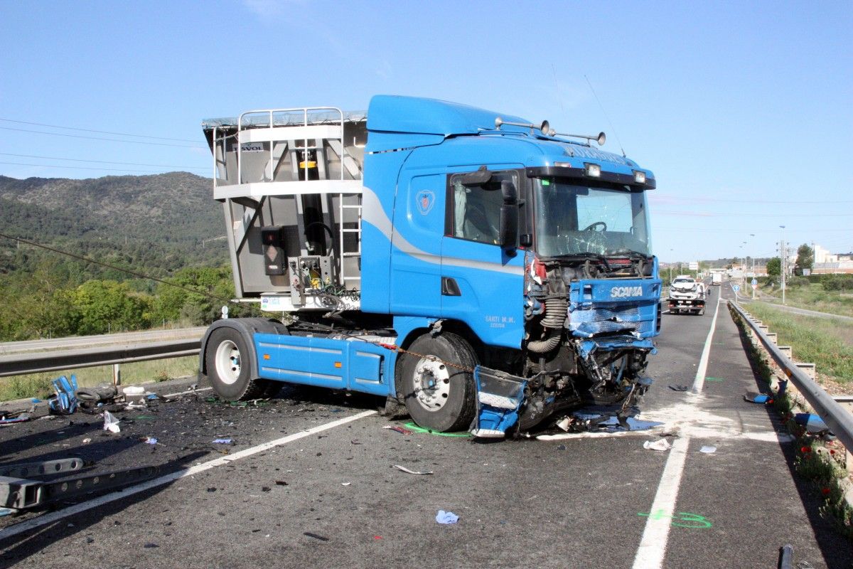 Imatge del camió accidentat a l'N-240 a Montblanc
