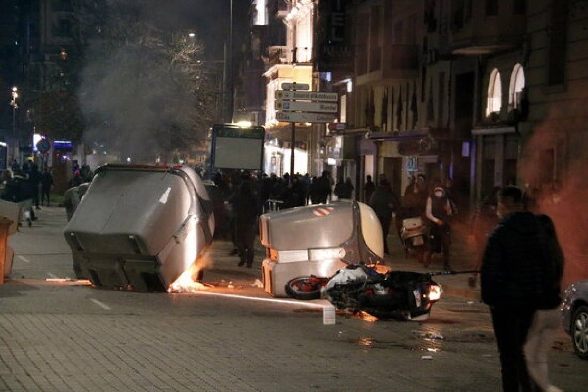 Alguns dels contenidors cremats a l'avinguda Blondel de Lleida, després de la manifestació pro-Hasel