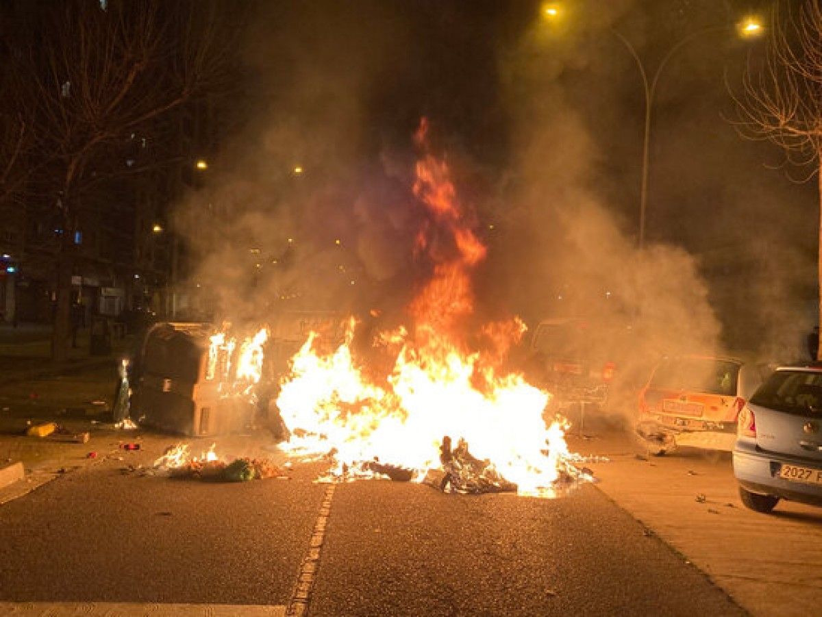 Un dels contenidors que els manifestants han cremat a Lleida 