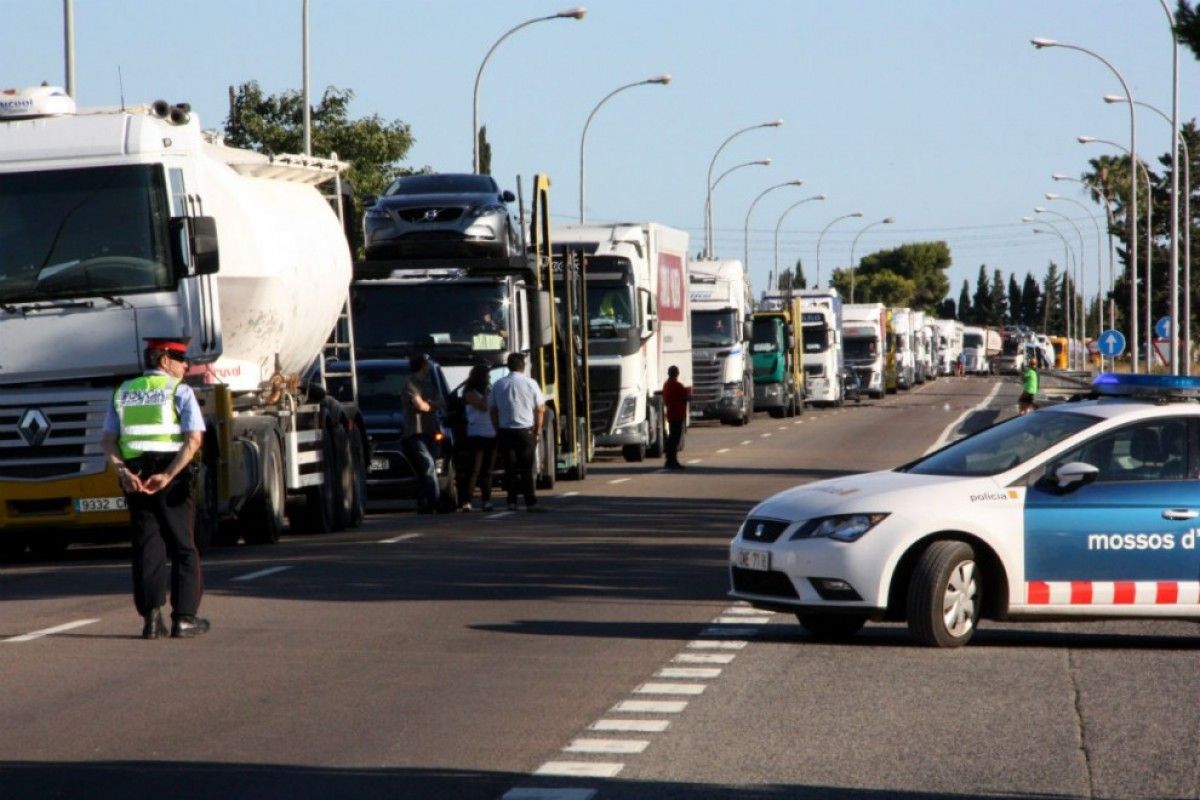 Cues de camions durant un tall viari a la carretera N-340, en una imatge d'arxiu 