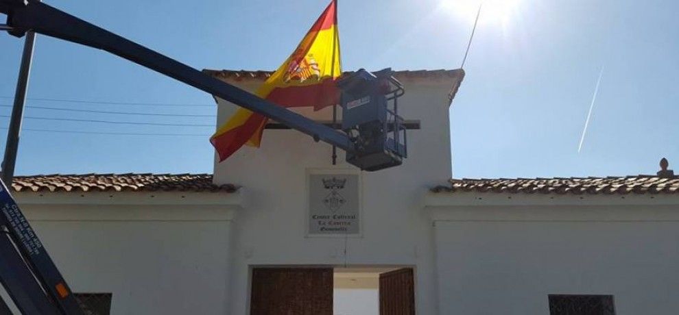 La bandera espanyola oneja al Casal Cultural