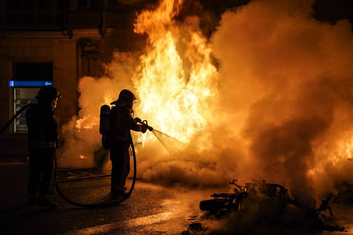 Un bomber apagant les flames d'uns aldarulls