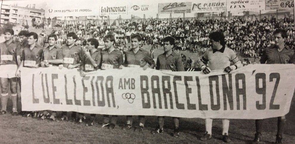 Imatge dels jugadors de la Unió Esportiva amb el cartell