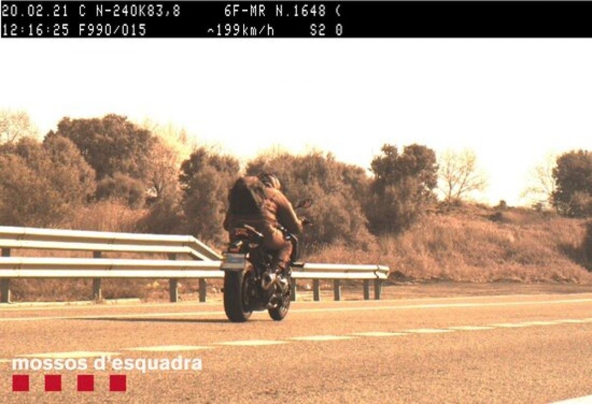 Imatge captada pel radar de trànsit dels Mossos on es pot veure la motocicleta circulant a 199 quilòemtres per hora per l'N-240, al terme de Lleida
