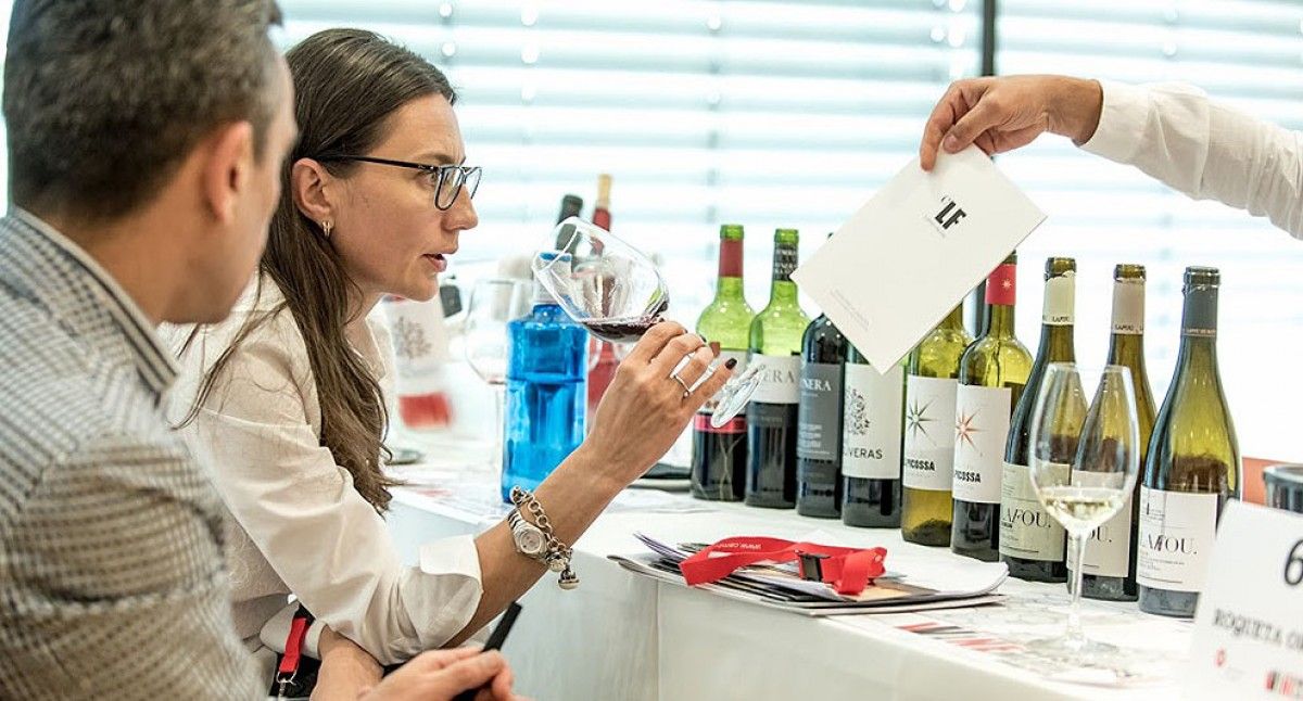 Una dona provant un dels vins de l'edició del Wine International Business Meeting a Rússia 