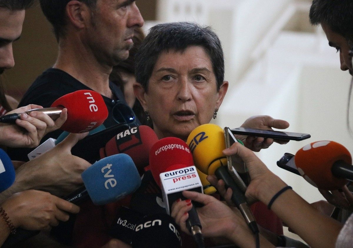 La delegada del govern espanyol a Catalunya, Teresa Cunillera, responent als periodistes.