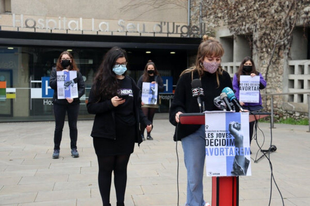 Una militant d'Arran a l'Alt Urgell, la Laia, presentant la campanya 'Les joves decidim, avortarem!' davant la Fundació Sant Hospital de la Seu d'Urgell on no es duu a terme aquesta pràctica