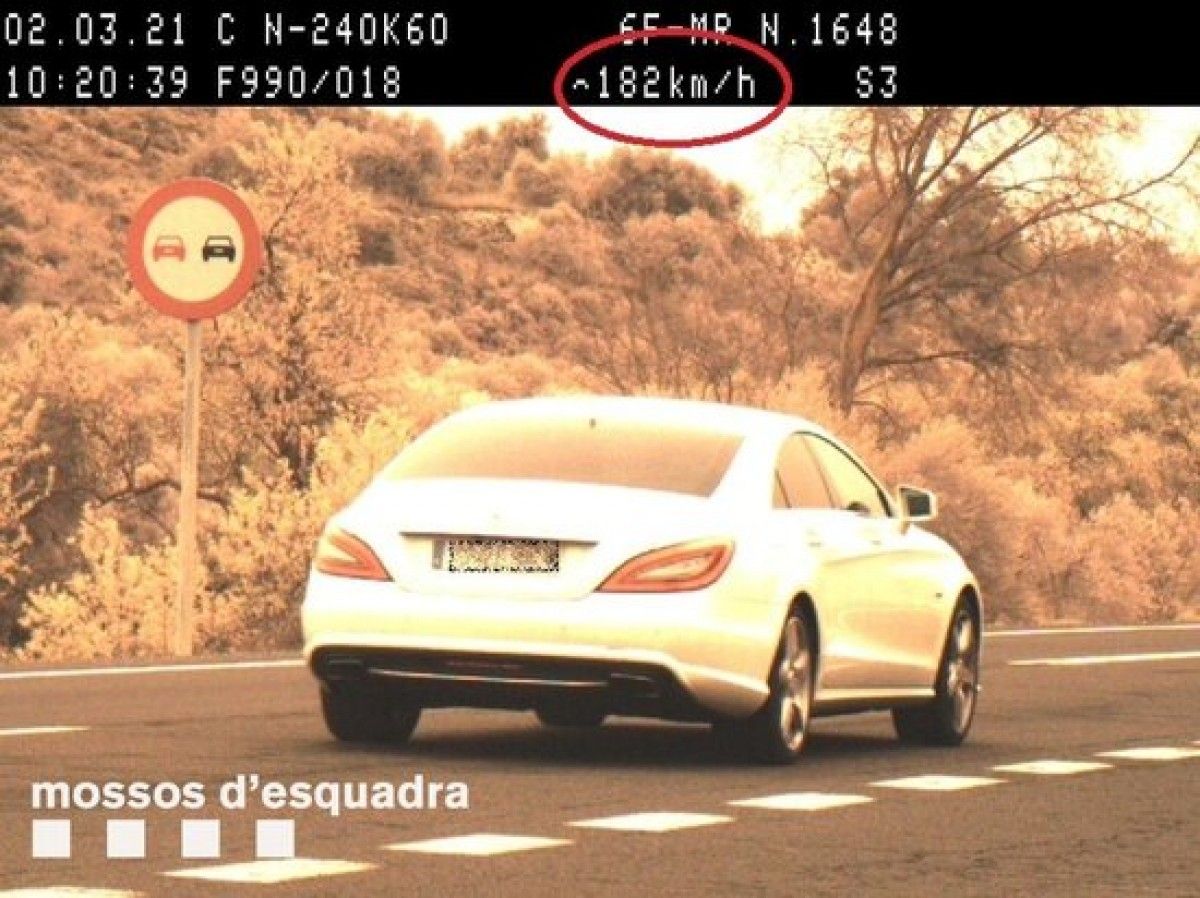 Imatge del vehicle circulant a 182 km/h per l'N-240, al terme municipal de les Borges Blanques