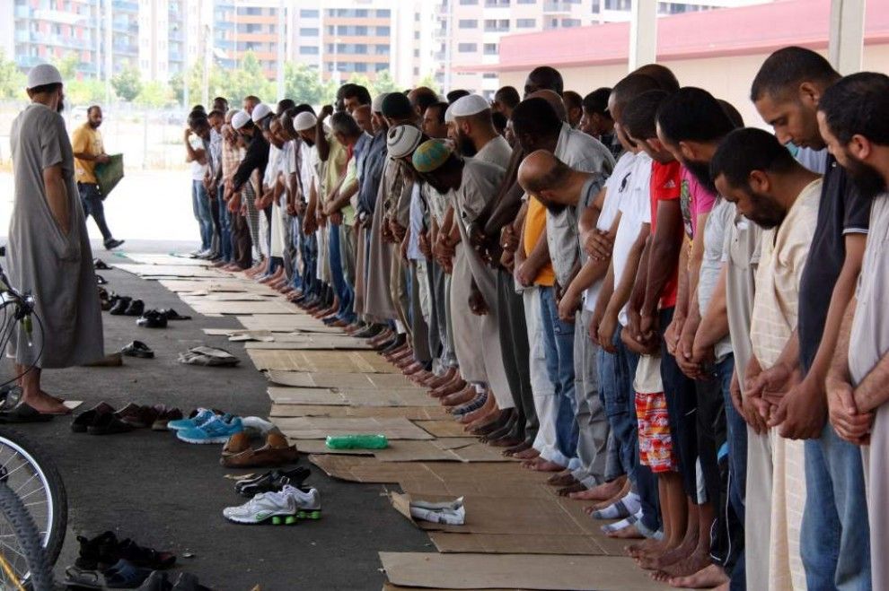 Un grup de musulmans resant a Lleida