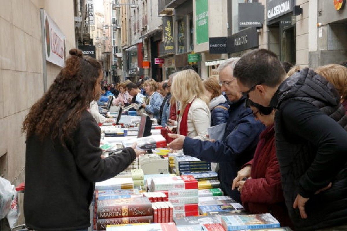 Una parada plena de llibres i de gent, a l'Eix Comercial de Lleida