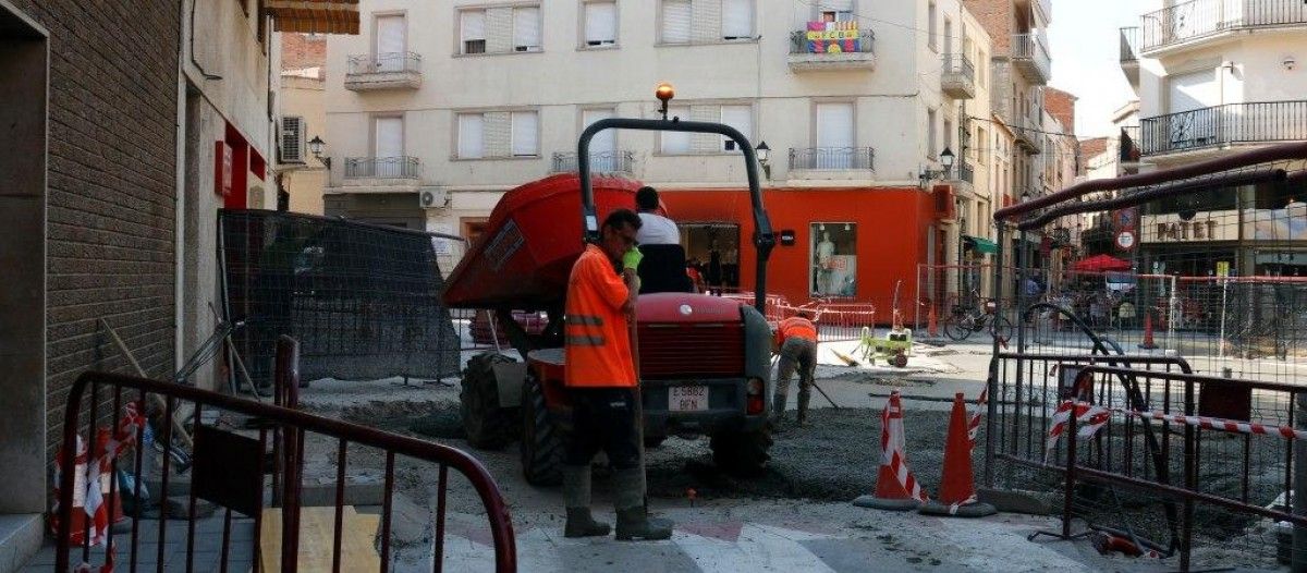 Operaris i maquinària treballant en les obres de la plaça Pla d'Urgell de Mollerussa