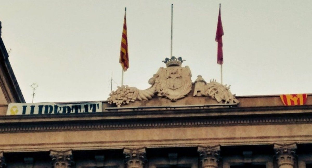 Imatge del balcó sense la bandera espanyola