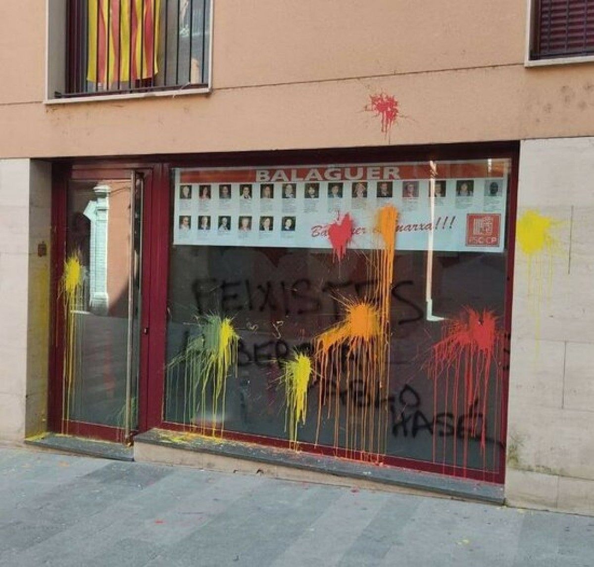 Imatge de la seu del PSC de Balaguer plena de pintura i amb les inscripcions «feixistes» i «Llibertat Pablo Hasél»