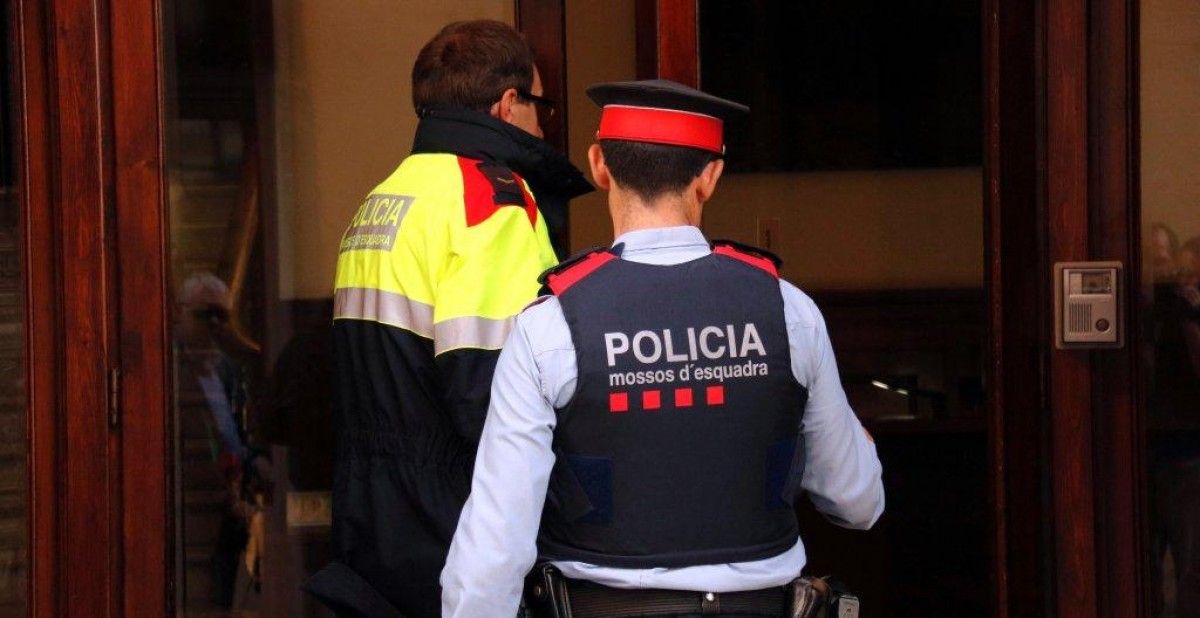 Imatge de dos mossos entrant a la Diputació