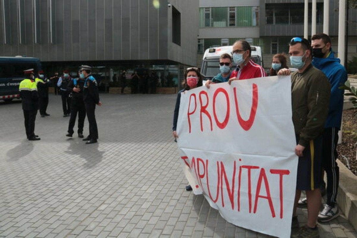 Pla obert de membres de la Plataforma de suport a Pablo Hasél mostrant una pancarta davant de la caserna de la Guàrdia Urbana de Lleida