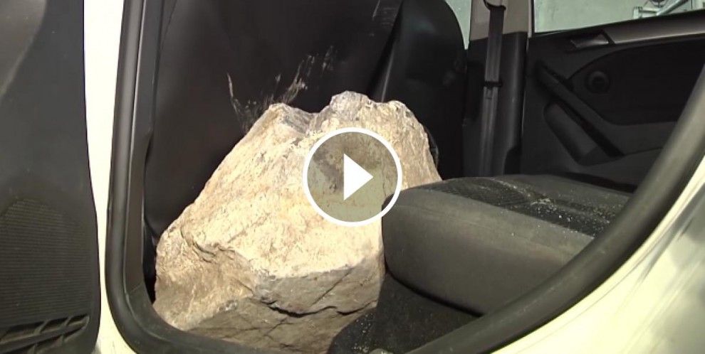 Imatge d'una roca al darrere d'un vehicle accidentat